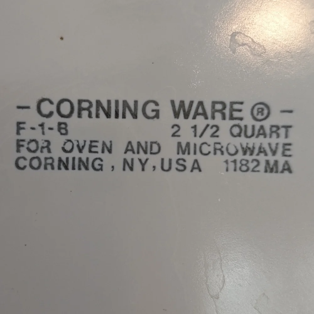 Corningware Vintage All White F-1-B 2.5 Quart Baking dish with Lid - Picture 6 of 6
